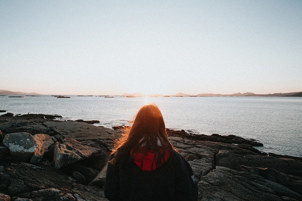 young-woman-in-front-of-the-ocean
